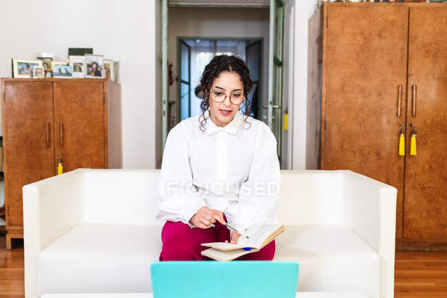 Junge Frau diskutiert über Videotelefonie am Laptop — Stockfoto