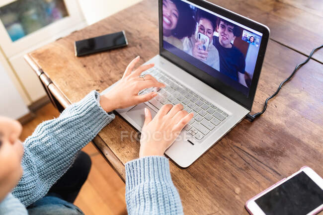 Jovem mulher ter chamada de vídeo com amigos no laptop — Fotografia de Stock