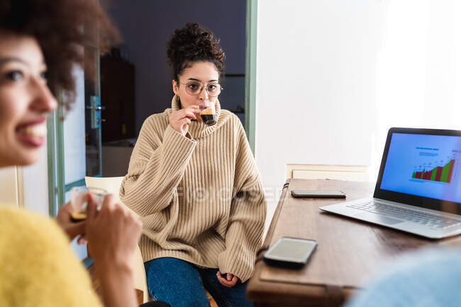 Women having coffee, working from home — Stock Photo