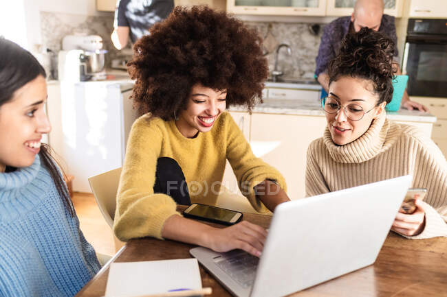 Freunde schauen gemeinsam auf Laptop — Stockfoto