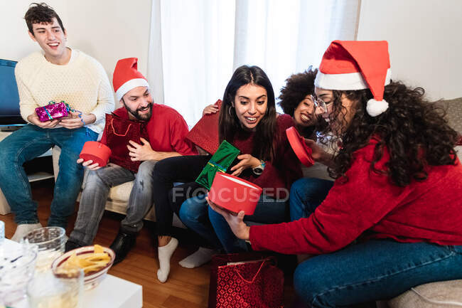 Друзі обмінюються різдвяними подарунками — стокове фото