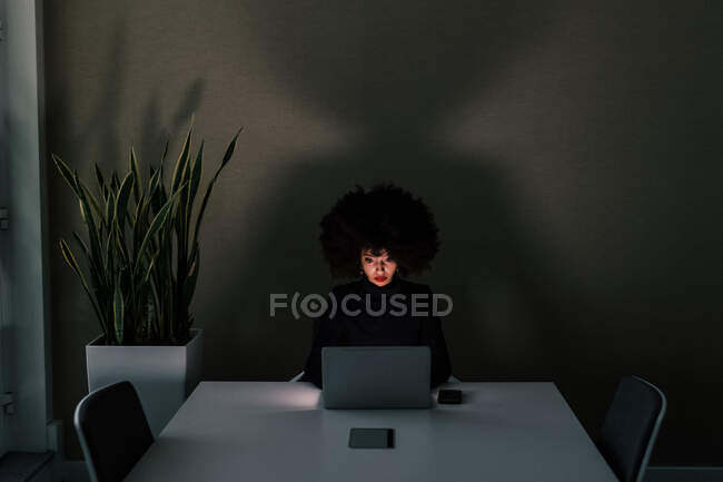Imprenditrice che lavora in un ufficio buio — Foto stock