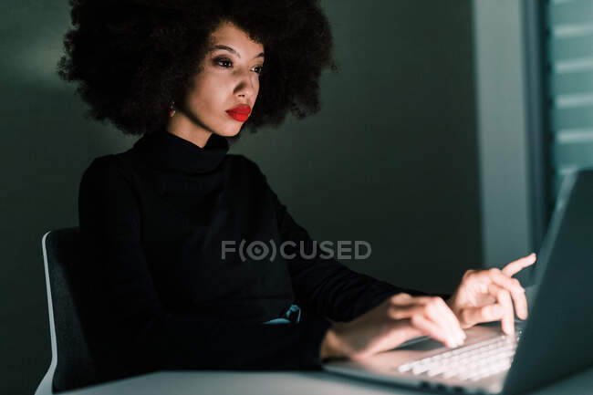 Empresária trabalhando até tarde no laptop — Fotografia de Stock