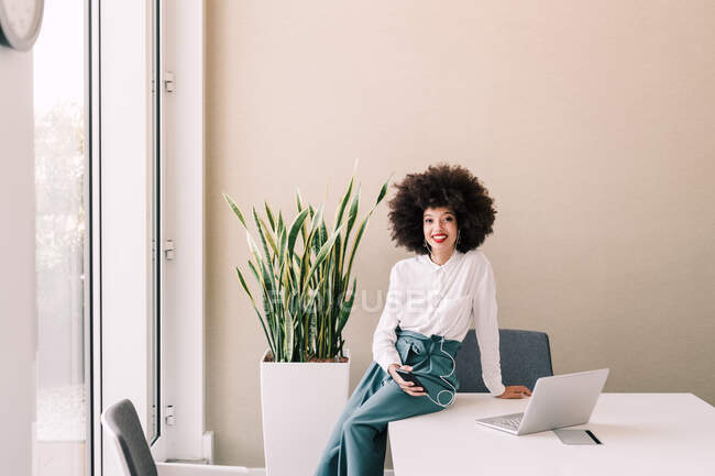 Retrato de mulher de negócios no escritório com telefone e laptop — Fotografia de Stock