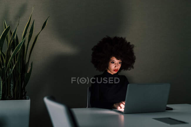 Geschäftsfrau arbeitet spät im Büro — Stockfoto