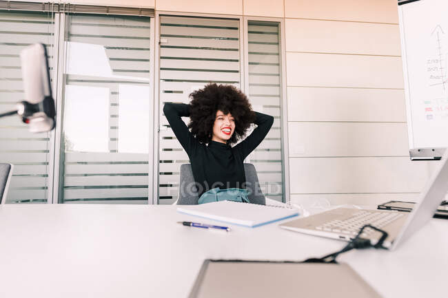 Щаслива бізнес-леді в офісі — стокове фото