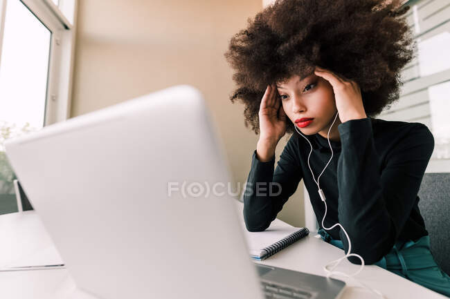 Donna d'affari stressata guardando il computer portatile — Foto stock