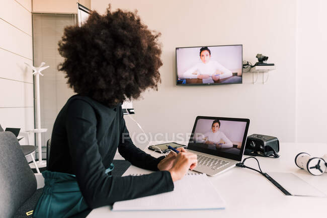 Geschäftsfrau auf Videoanruf im Büro — Stockfoto