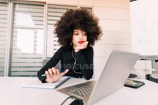 Donna d'affari con computer portatile, pensando — Foto stock