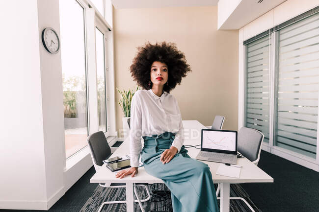 Porträt einer Geschäftsfrau am Schreibtisch im Büro — Stockfoto