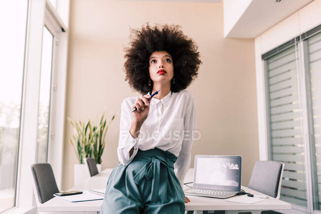 Businesswoman in office, thinking — Stock Photo