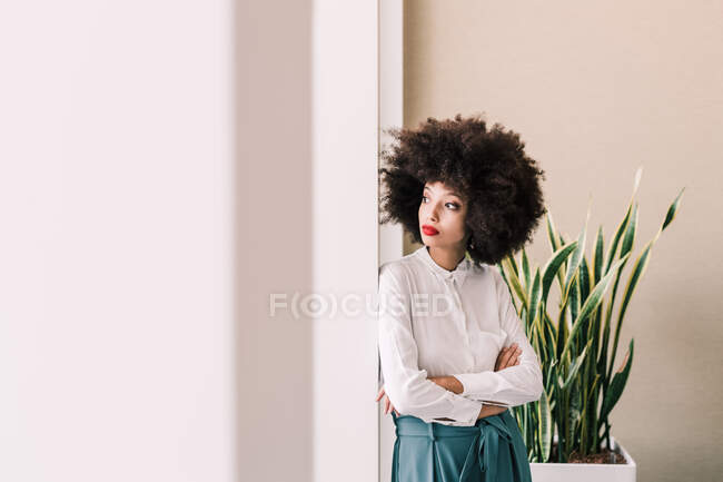 Businesswoman looking away, arms crossed — Stock Photo