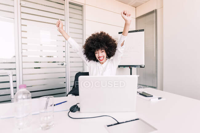 Empresária celebrando o sucesso no escritório — Fotografia de Stock