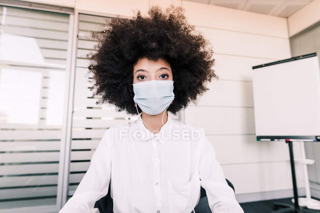 Mulher de negócios usando uma máscara facial — Fotografia de Stock