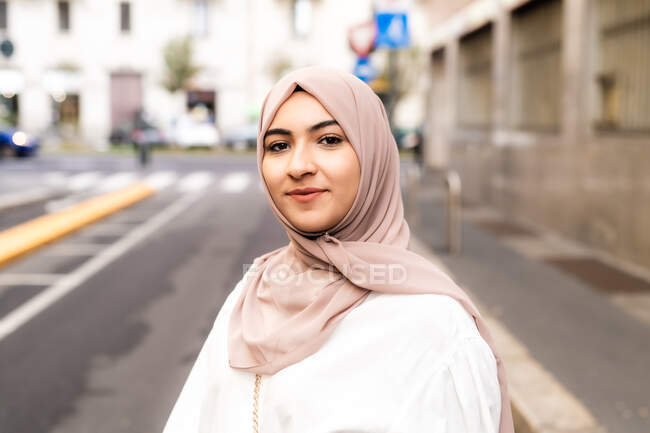 Retrato de rua de mulher jovem vestindo hijab — Fotografia de Stock