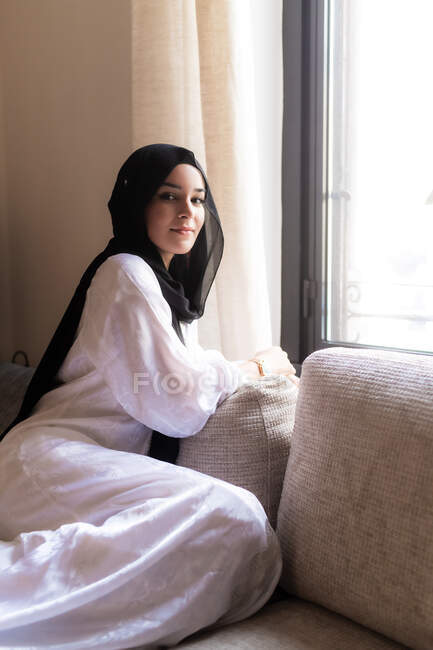 Молода мусульманка розслабляється вдома — стокове фото