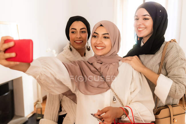 Tres mujeres jóvenes tomando selfie - foto de stock