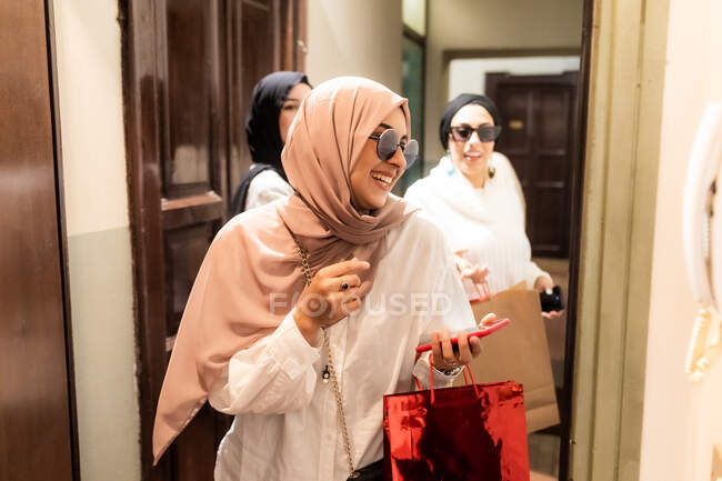 Young women arriving at apartment — Stock Photo