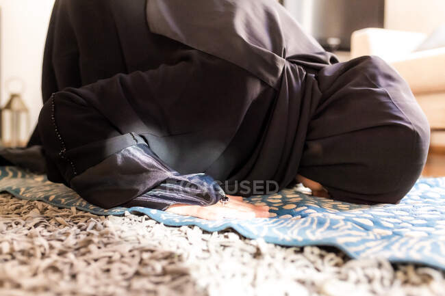 Femme musulmane priant, dans une position sujude — Photo de stock