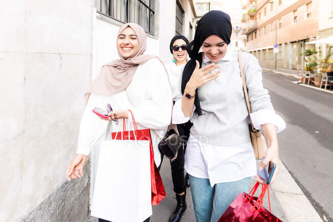 Молодые женщины веселятся во время похода по магазинам — стоковое фото