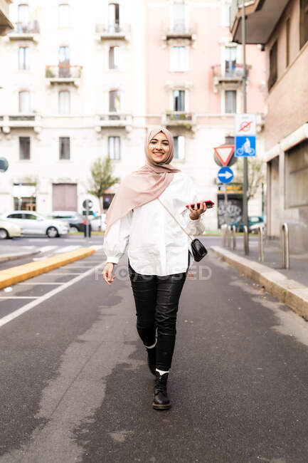 Портрет молодої жінки в місті в хіджабі. — стокове фото