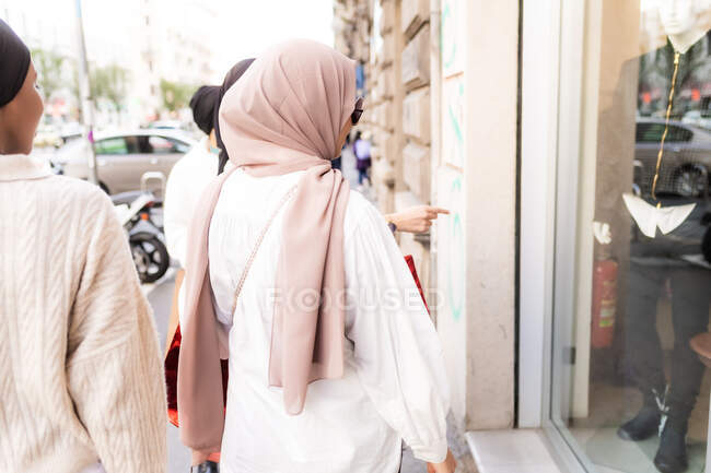 Jovens mulheres muçulmanas janela de compras — Fotografia de Stock