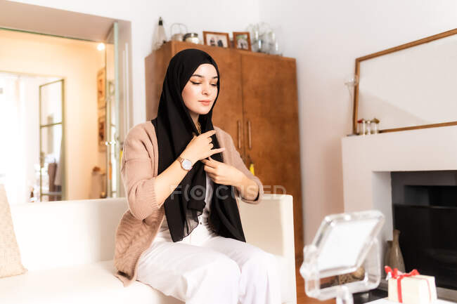 Jovem mulher muçulmana colocando hijab lenço de cabeça — Fotografia de Stock