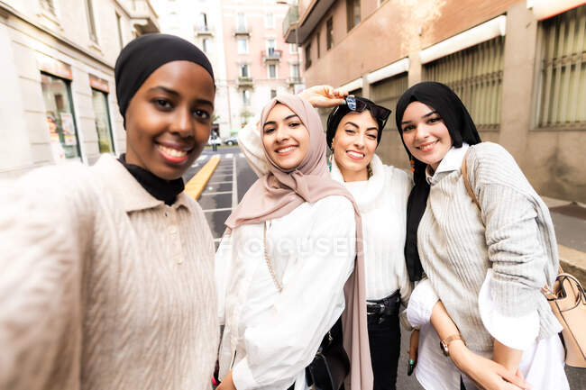Чотири молодих жінки в хіджабі, приймаючи селфі — стокове фото