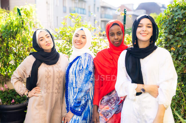 Quatre jeunes femmes musulmanes dans le jardin — Photo de stock