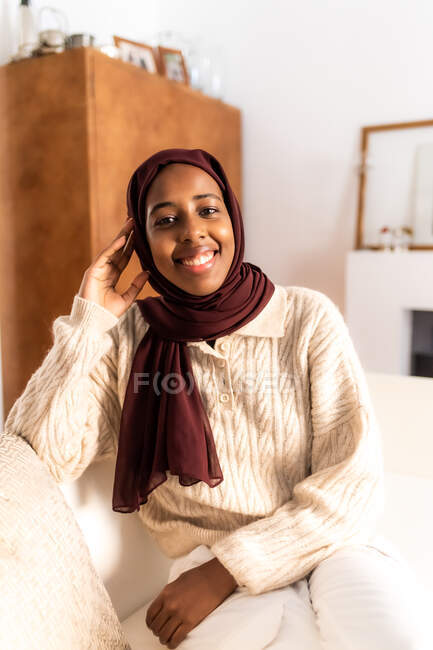 Retrato da jovem mulher muçulmana em casa — Fotografia de Stock