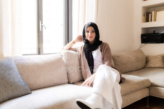 Jovem mulher muçulmana em casa — Fotografia de Stock