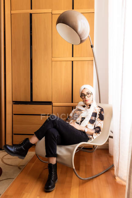 Портрет стильной молодой женщины в кресле — стоковое фото