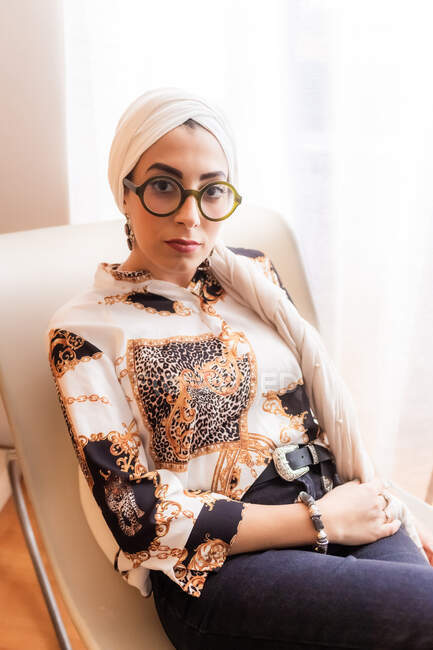 Portrait of stylish woman wearing hijab and glasses — Stock Photo