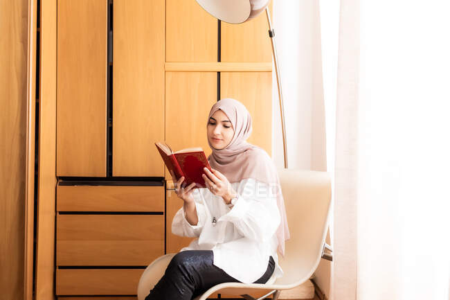 Giovane donna musulmana lettura libro — Foto stock