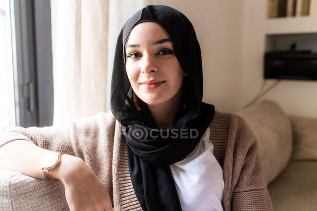 Ritratto di giovane donna in hijab — Foto stock