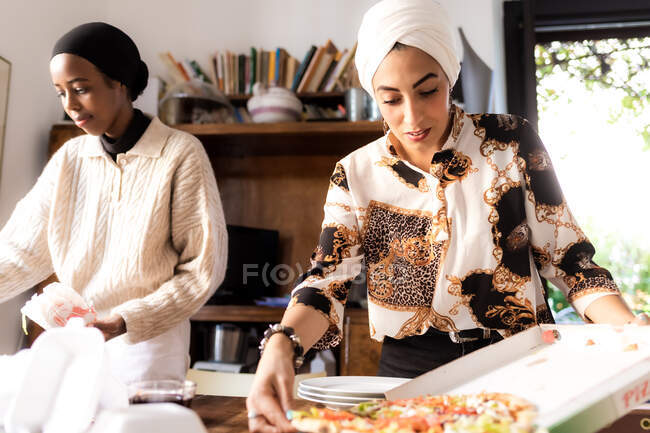Giovani donne che preparano il pasto da asporto — Foto stock