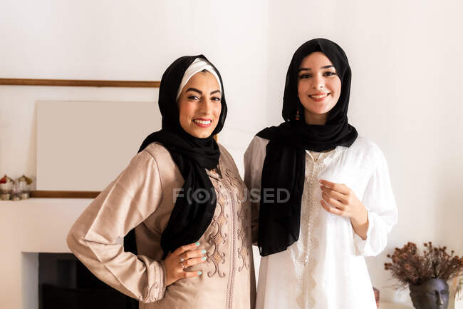 Retrato de amigas con hijab - foto de stock