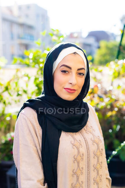 Ritratto di giovane donna che indossa hijab all'aperto — Foto stock