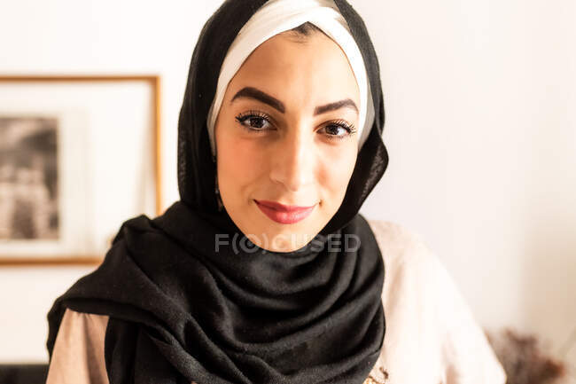 Голова и плечи портрет молодой мусульманки — стоковое фото