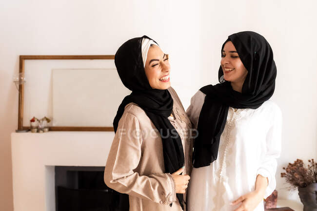 Freundinnen lachen miteinander — Stockfoto