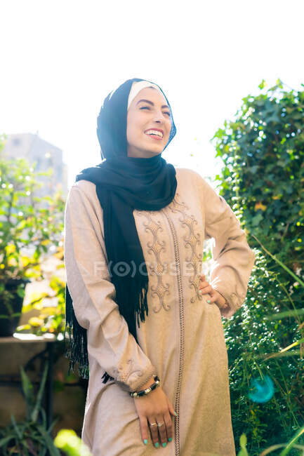 Ritratto di una giovane donna felice che indossa hijab — Foto stock