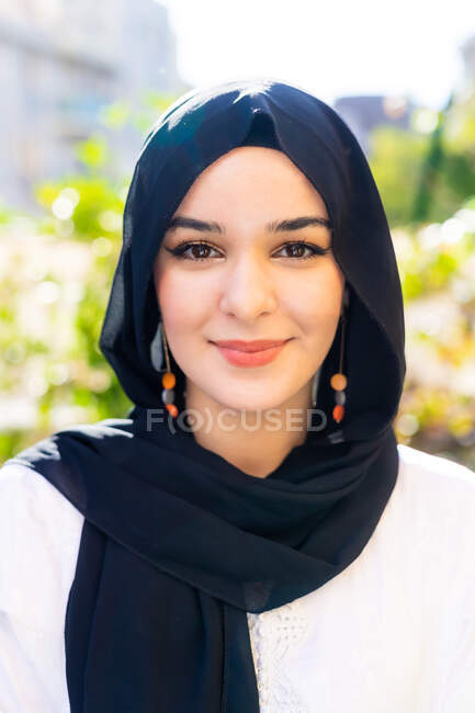 Ritratto di una giovane donna in hijab — Foto stock