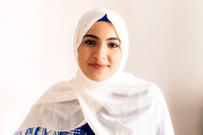 Retrato de uma jovem mulher muçulmana — Fotografia de Stock