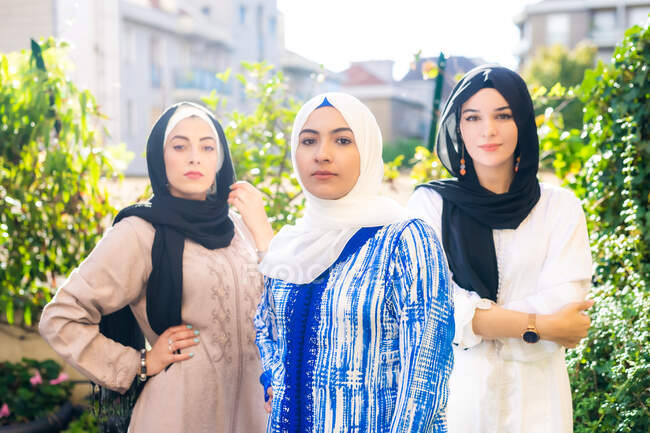 Retrato de tres jóvenes musulmanas - foto de stock