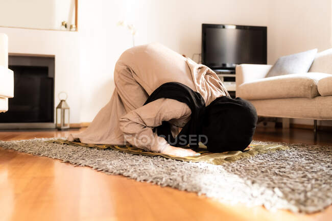 Mulher muçulmana orando, em posição sujuda — Fotografia de Stock