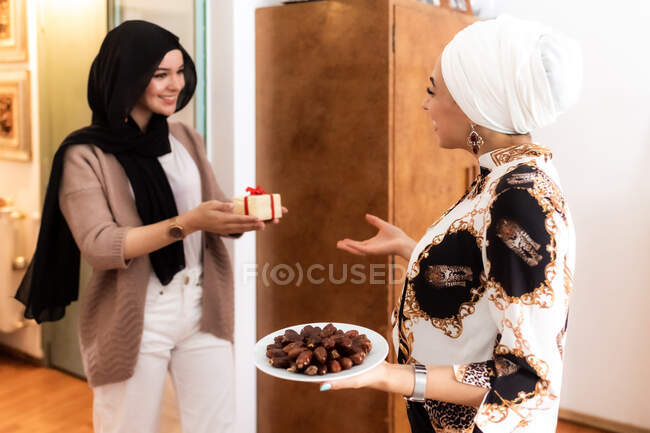 Молодые мусульманки с подарками и дарами — стоковое фото