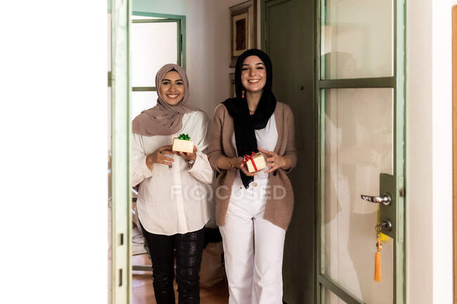 Jeunes femmes arrivant avec des cadeaux — Photo de stock