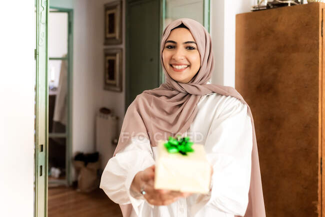 Giovane donna musulmana che fa un regalo — Foto stock