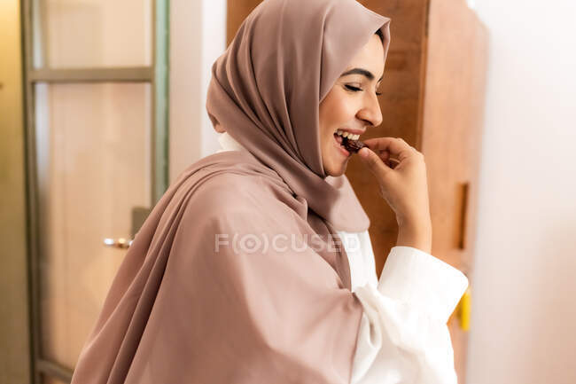Jovem mulher muçulmana comer data para quebrar rápido — Fotografia de Stock
