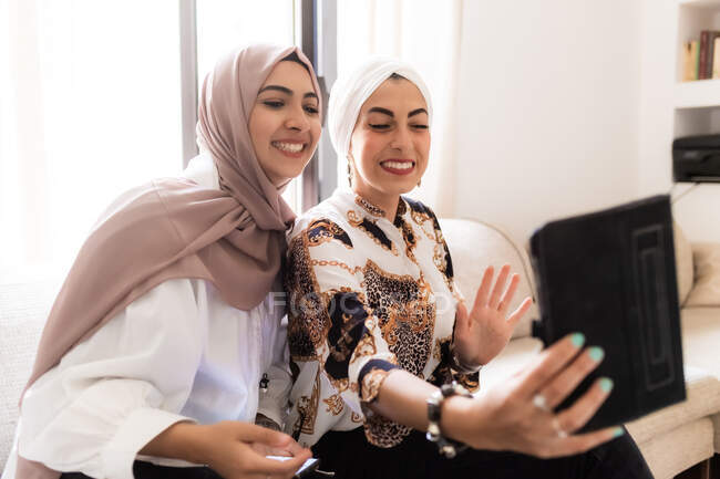 Дві молоді жінки використовують планшет для відеодзвінків — стокове фото